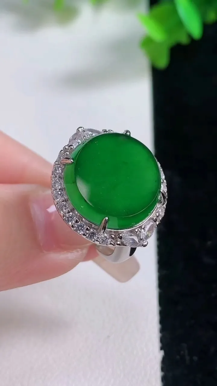 天然A货翡翠蛋面戒指，尺寸15.3-7.4，重量:6.42g2026年1月4日
工厂直销收藏佳品,种