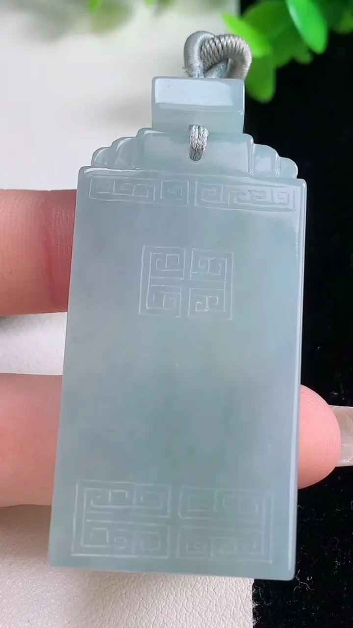 天然A货翡翠仿古无事牌吊坠，尺寸51.2-27-5.8，重量:30.59g
1月4日