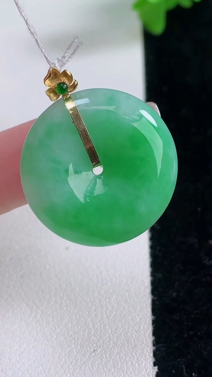 天然A货翡翠平安扣吊坠，尺寸25-6，重量:8.57g
1月4日