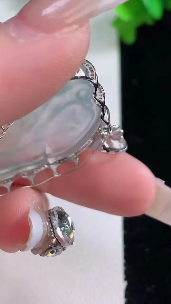 天然A货翡翠佛公吊坠，尺寸32.6-37-8.6裸石21.3-34.8重量:7.61g
1月4日