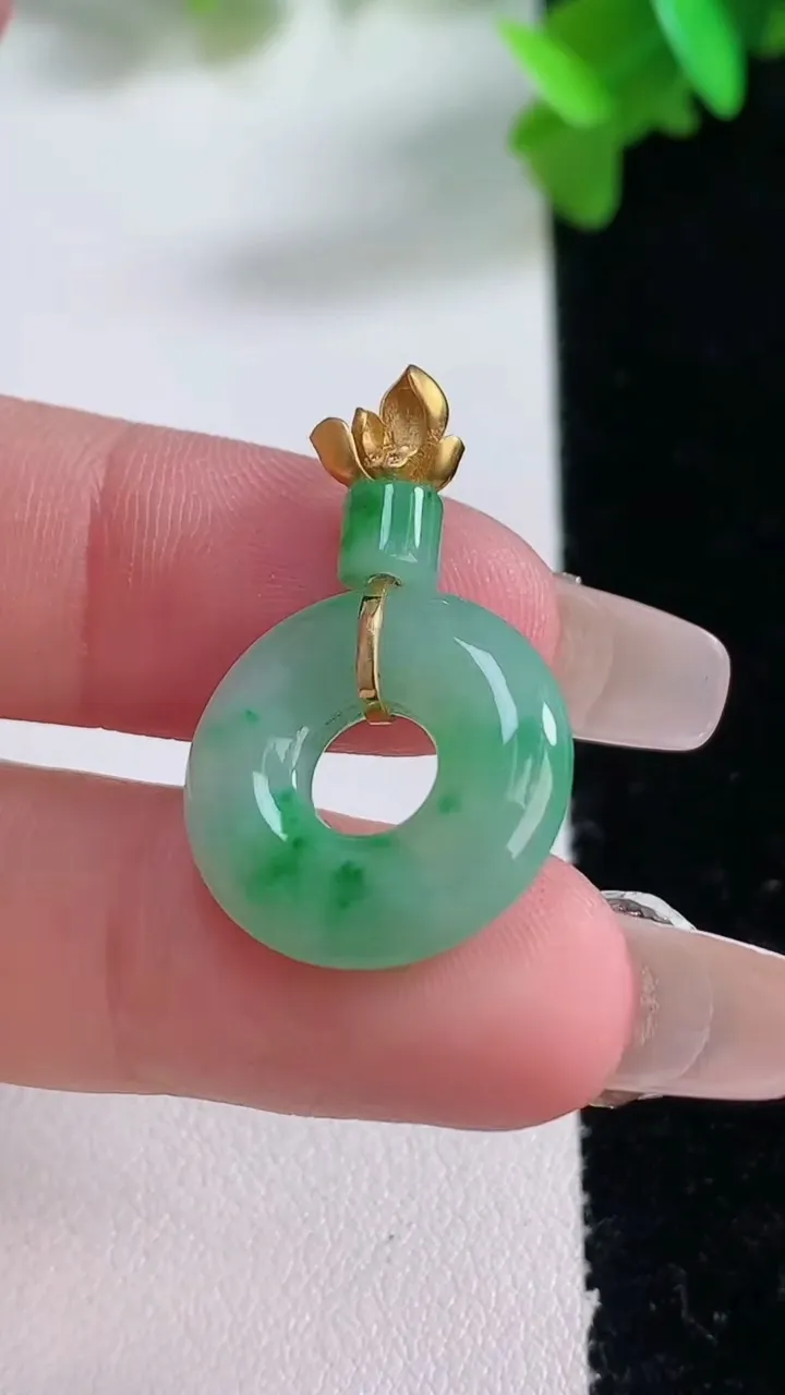 天然A货翡翠平安环吊坠，尺寸17.2-4，重量:3.47g
1月4日