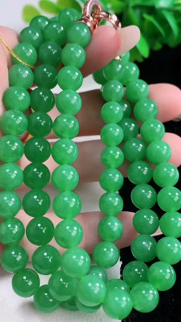 天然A货翡翠圆珠项链，尺寸8-77颗，重量:68.31g1月4日
工厂直销收藏佳品,种好水足，色泽均匀，有种有色，上手高大气！