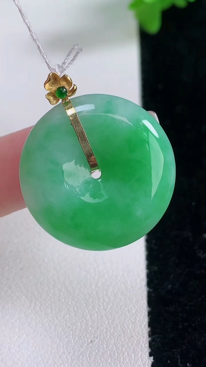 天然A货翡翠平安扣吊坠，尺寸25-6，重量:8.57g
1月4日