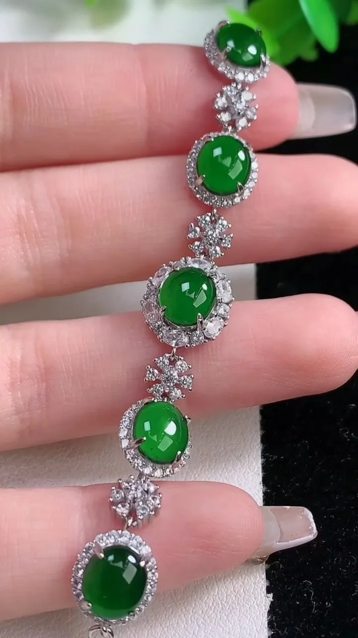 天然A货翡翠蛋面手链，尺寸7.8-5.4，重量:6.71g
1月4日