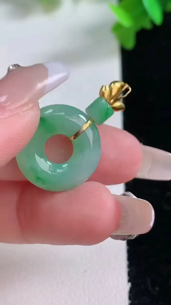 天然A货翡翠平安环吊坠，尺寸17.2-4，重量:3.47g
1月4日