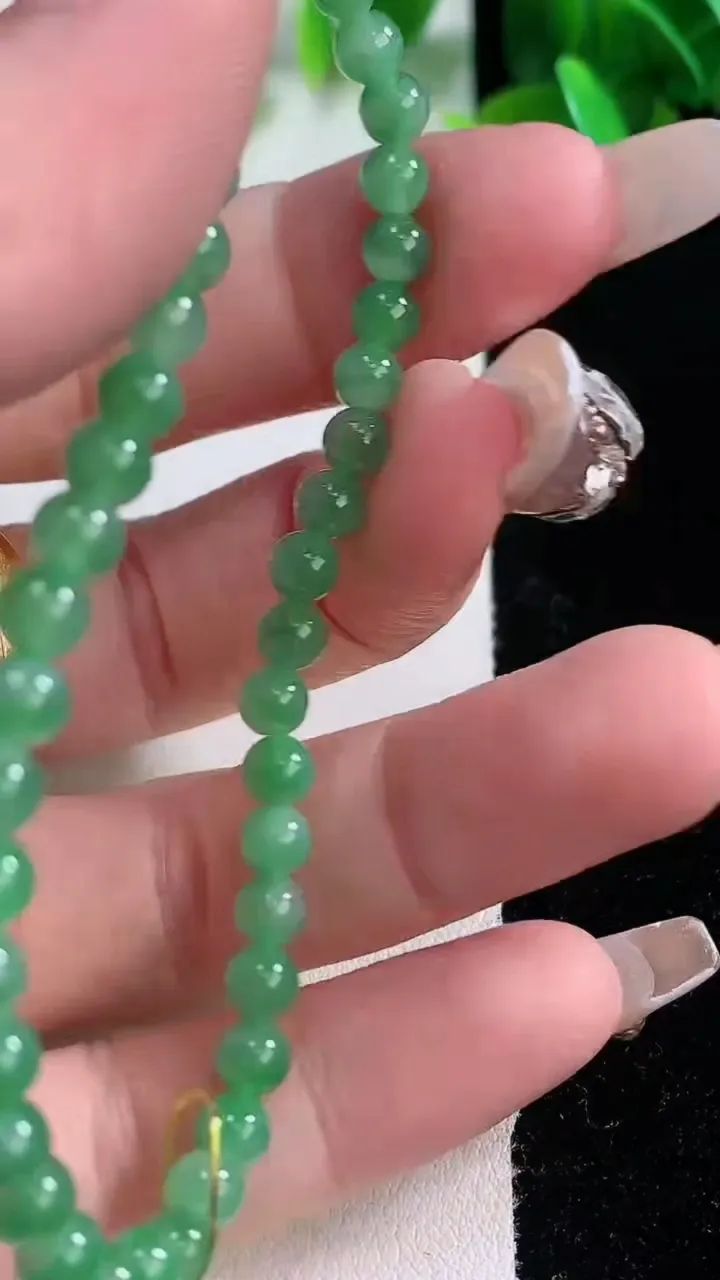 天然A货翡翠圆珠手串，尺寸4.2-41颗，重量:6.89g1月4日
工厂直销收藏佳品,种好水足，色泽均匀，有种有色，上手高大气！
