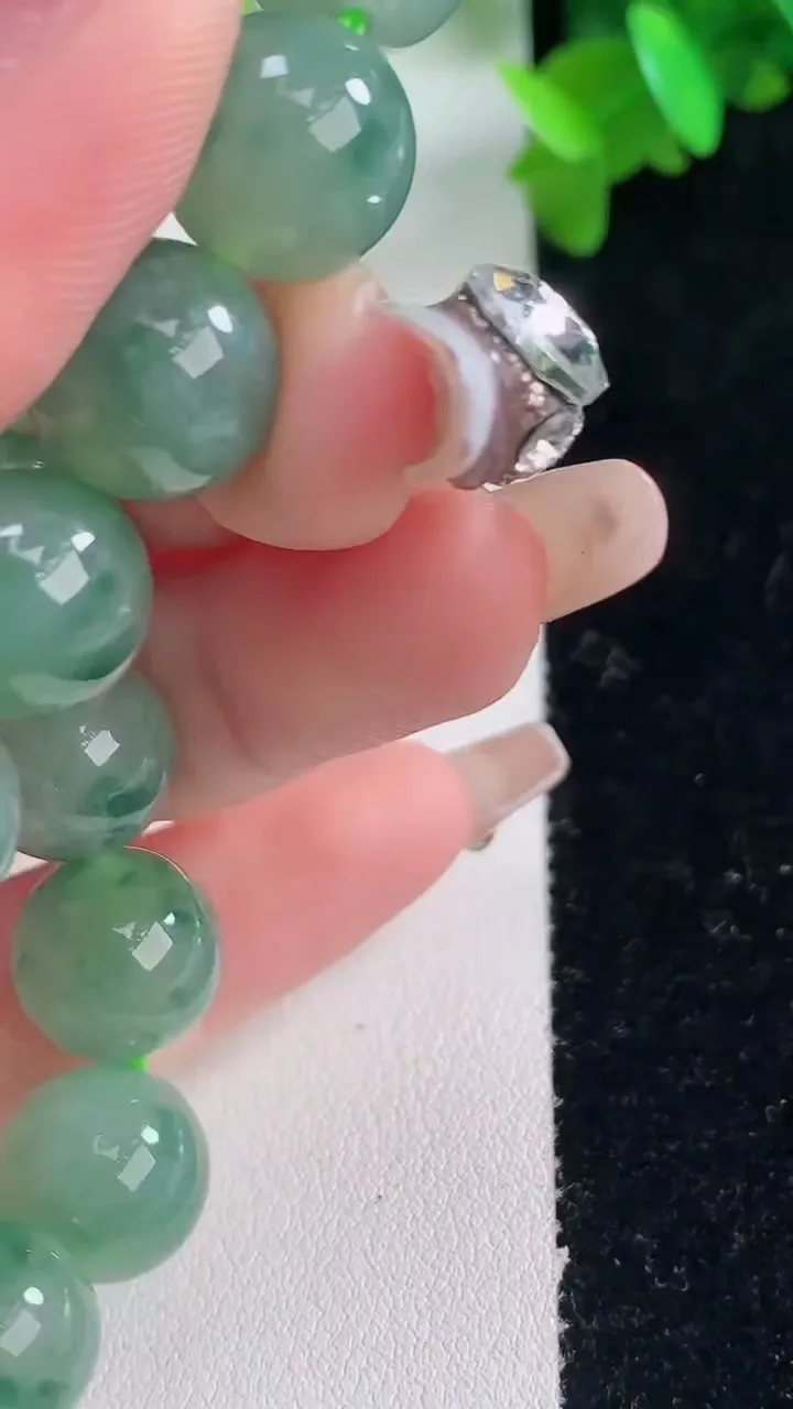 天然A货翡翠种飘花圆珠手串，尺寸11.7-16颗，重量:46.68g1月4日
工厂直销收藏佳品,种好水足，色泽均匀，有种有色，上手高大气！