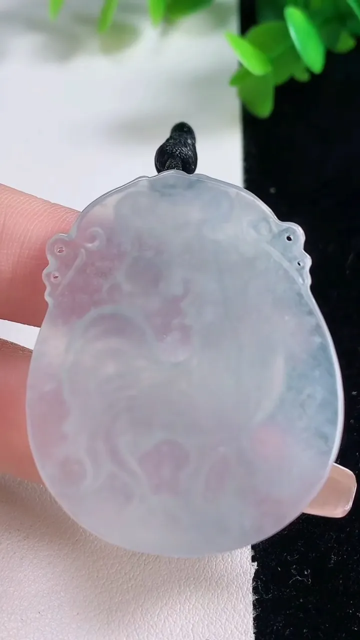 天然A货翡翠生肖鸡吊坠，尺寸44.7-37.3-5.2，重量:15.67g
1月4日