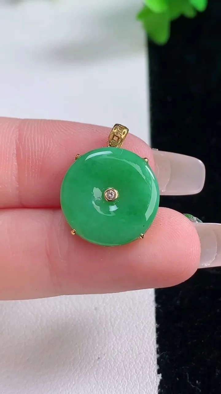 天然A货翡翠平安扣吊坠，尺寸15.7-2.6，重量:1.76g
1月4日