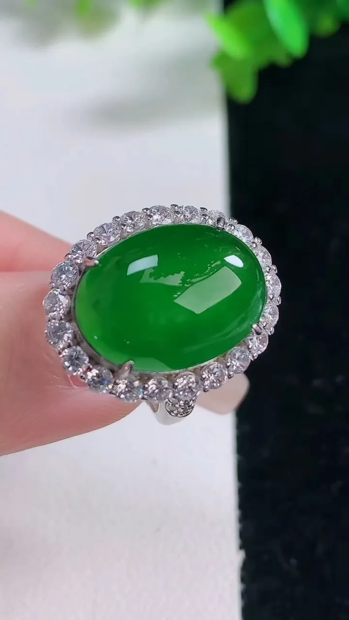 天然A货翡翠蛋面戒指，尺寸17.5-12.7-10，重量:6.62g2026年1月4日
工厂直销收藏佳品,种好水足，色泽均匀，有种有色，上手高大气！
