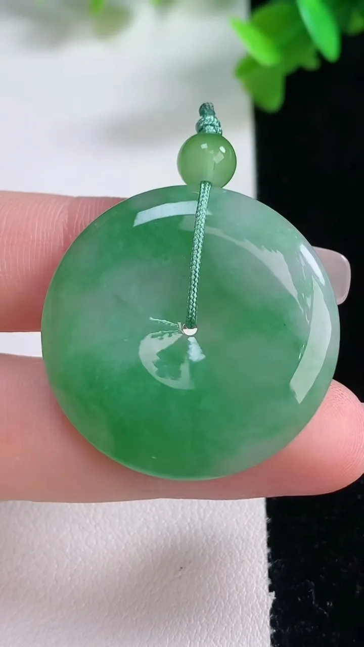 天然A货翡翠平安扣吊坠，尺寸31-4.2，重量:9.66g
1月4日