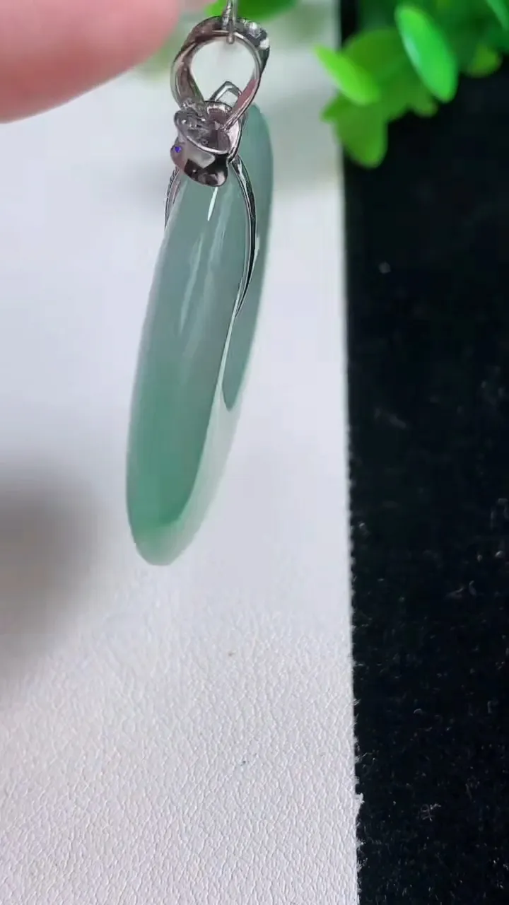 天然A货翡翠平安扣吊坠，尺寸42.3-6.5，重量:26.92g
1月4日
