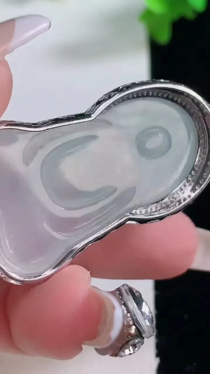 天然A货翡翠种白冰大势至菩萨吊坠，尺寸49.6-23-10.2裸石38-22.7重量:12.18g
1月4日