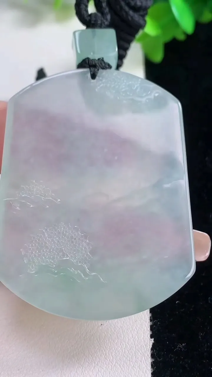 天然A货翡翠山水牌吊坠，尺寸52.8-40.7-5.6，重量:35.12g
1月4日