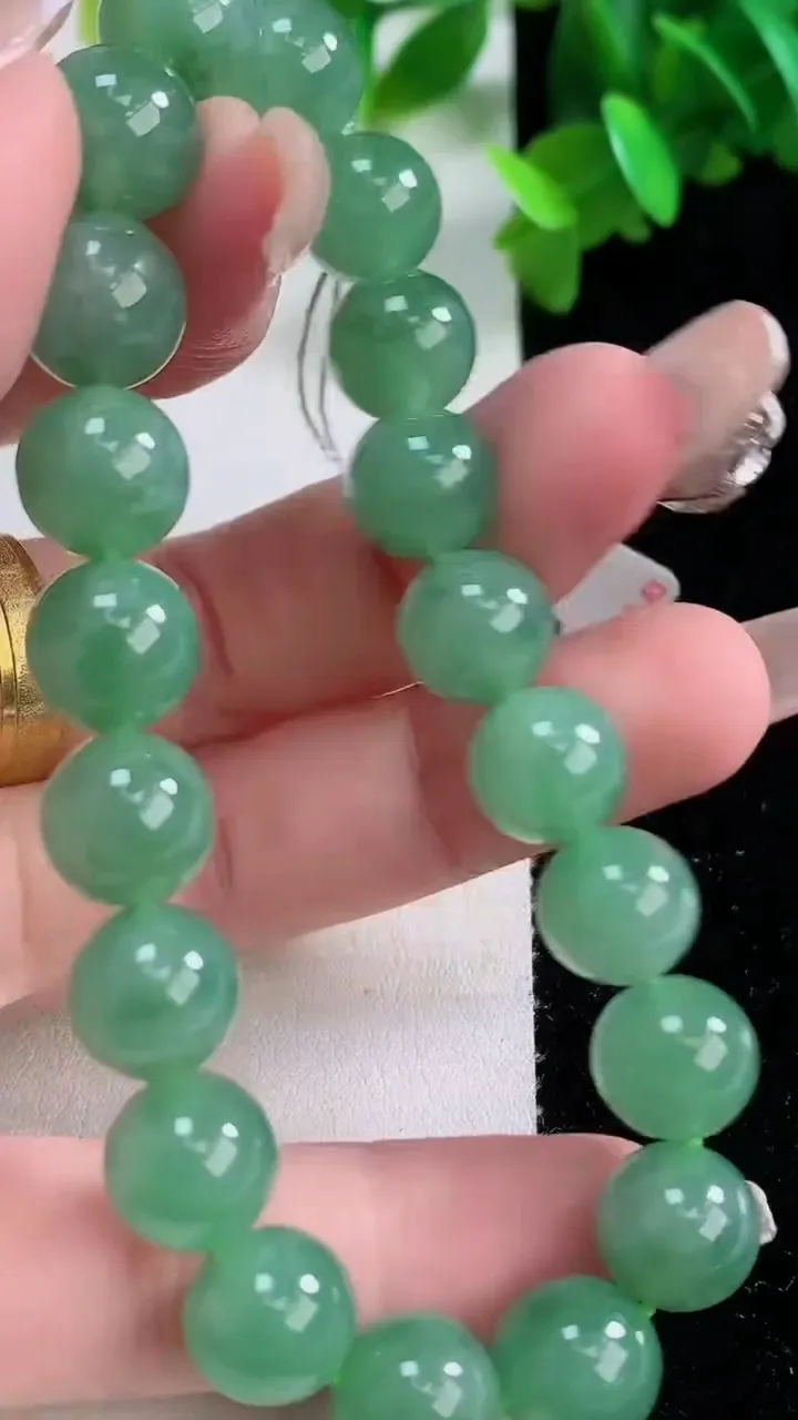 天然A货翡翠圆珠手串，尺寸10-20颗，重量:34.24g1月4日
工厂直销收藏佳品,种好水足，色泽均匀，有种有色，上手高大气！