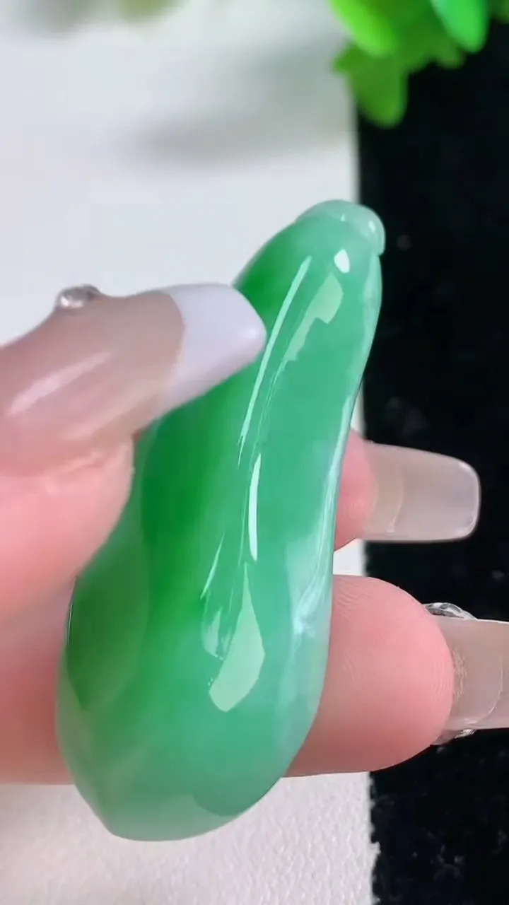 天然A货翡翠福瓜吊坠，尺寸47.3-18.6-10.2，重量:14.05g
1月4日