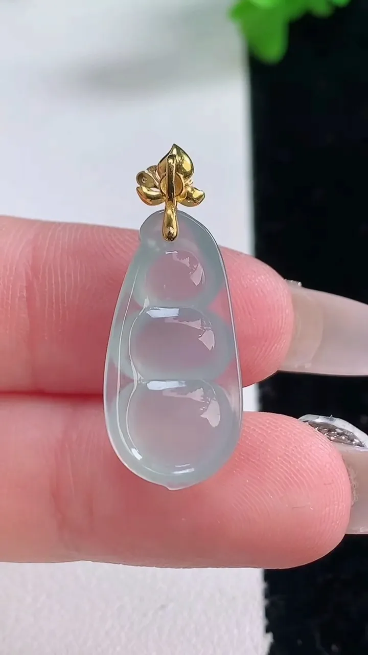 天然A货翡翠福豆吊坠，尺寸23.4-10.7-4.2，重量:1.79g
1月4日