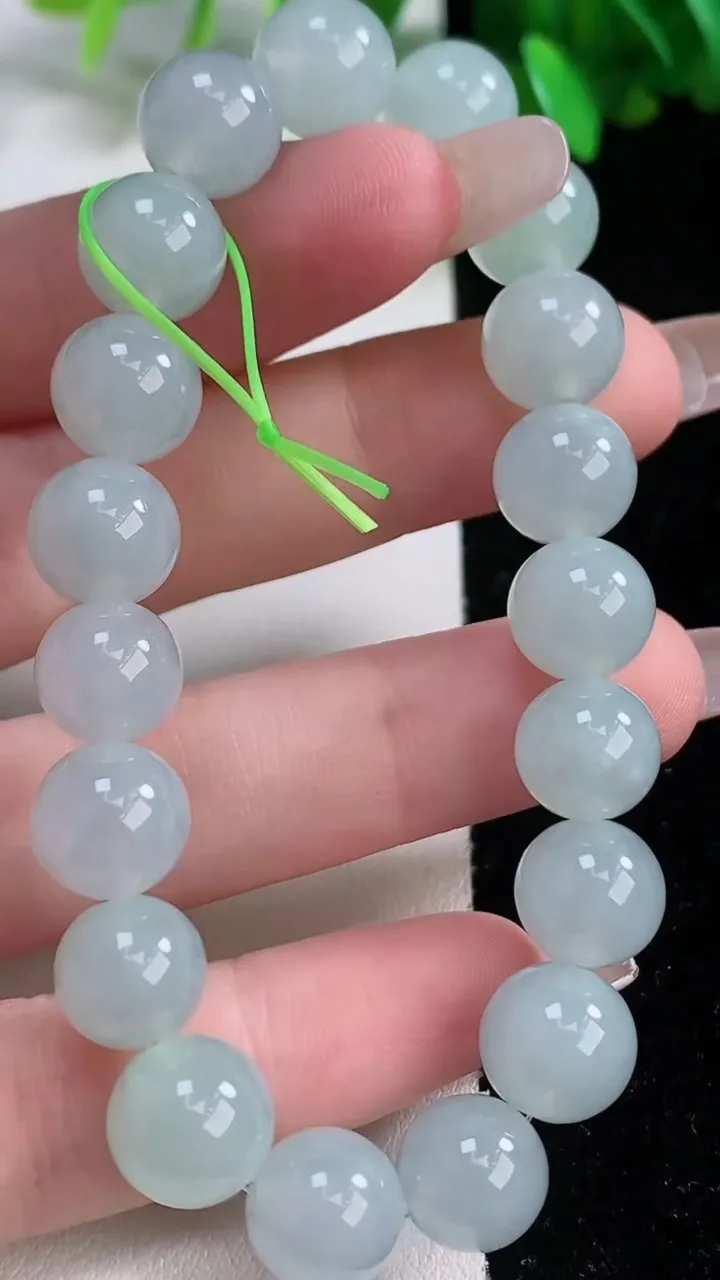 天然A货翡翠圆珠手串，尺寸9.8-19颗，重量:30.21g1月4日
工厂直销收藏佳品,种好水足，色泽均匀，有种有色，上手高大气！