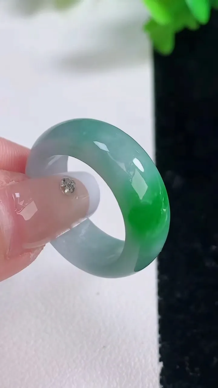 天然A货翡翠指环戒指，尺寸19.5-7.9-3.6，重量:6.96g2026年1月4日
工厂直销收藏佳品,种好水足，色泽均匀，有种有色，上手高大气！