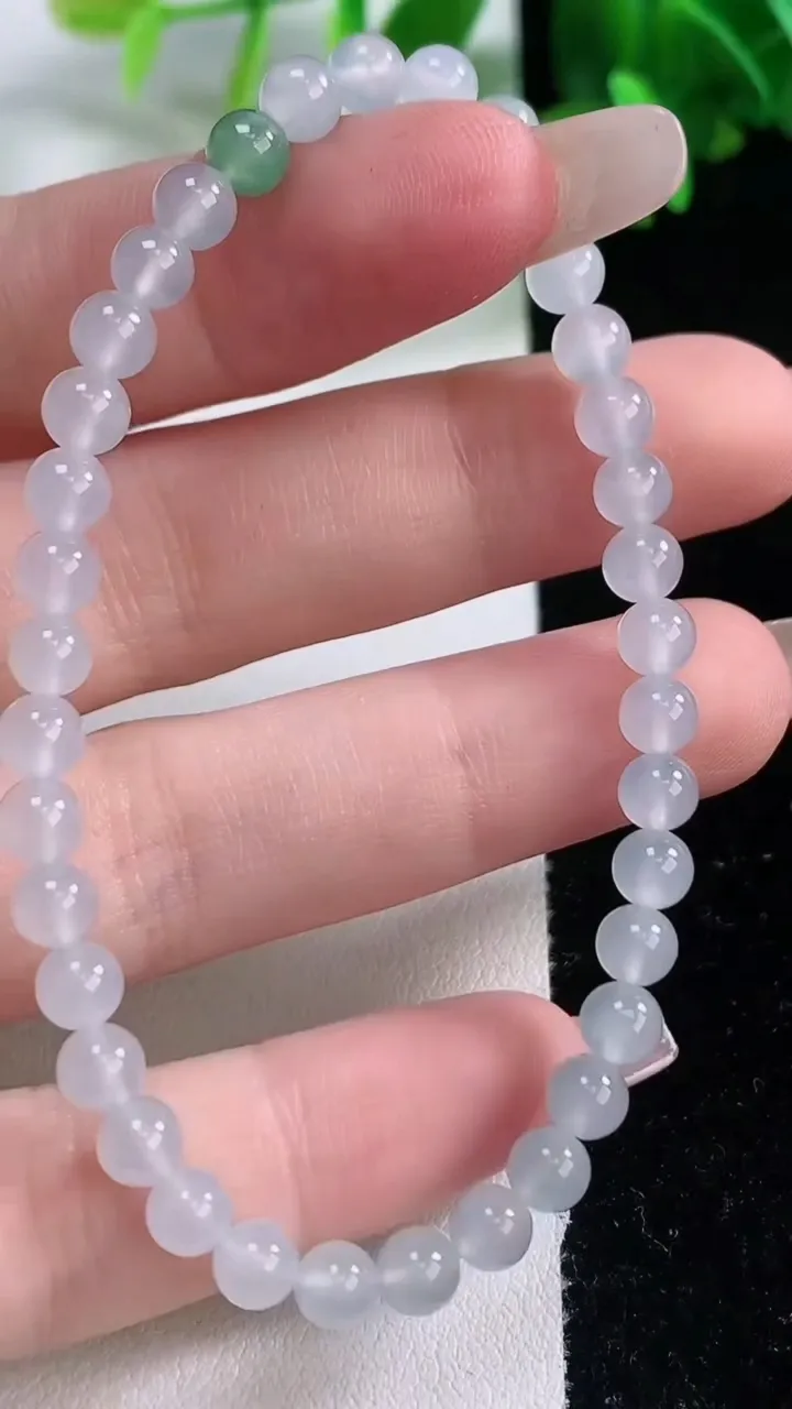 天然A货翡翠圆珠手串，尺寸4.8-37颗，重量:7.46g1月4日
工厂直销收藏佳品,种好水足，色泽均匀，有种有色，上手高大气！