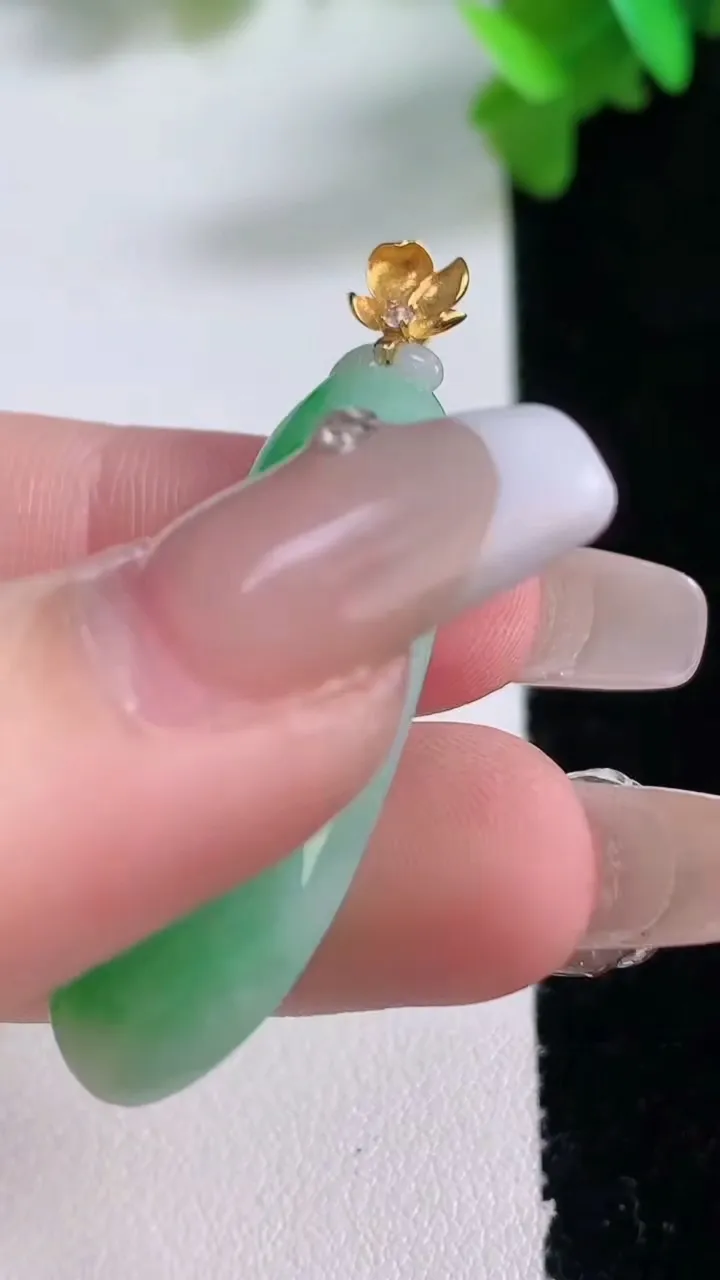 天然A货翡翠福瓜吊坠，尺寸38-14.6-6.2，重量:7.51g
1月4日