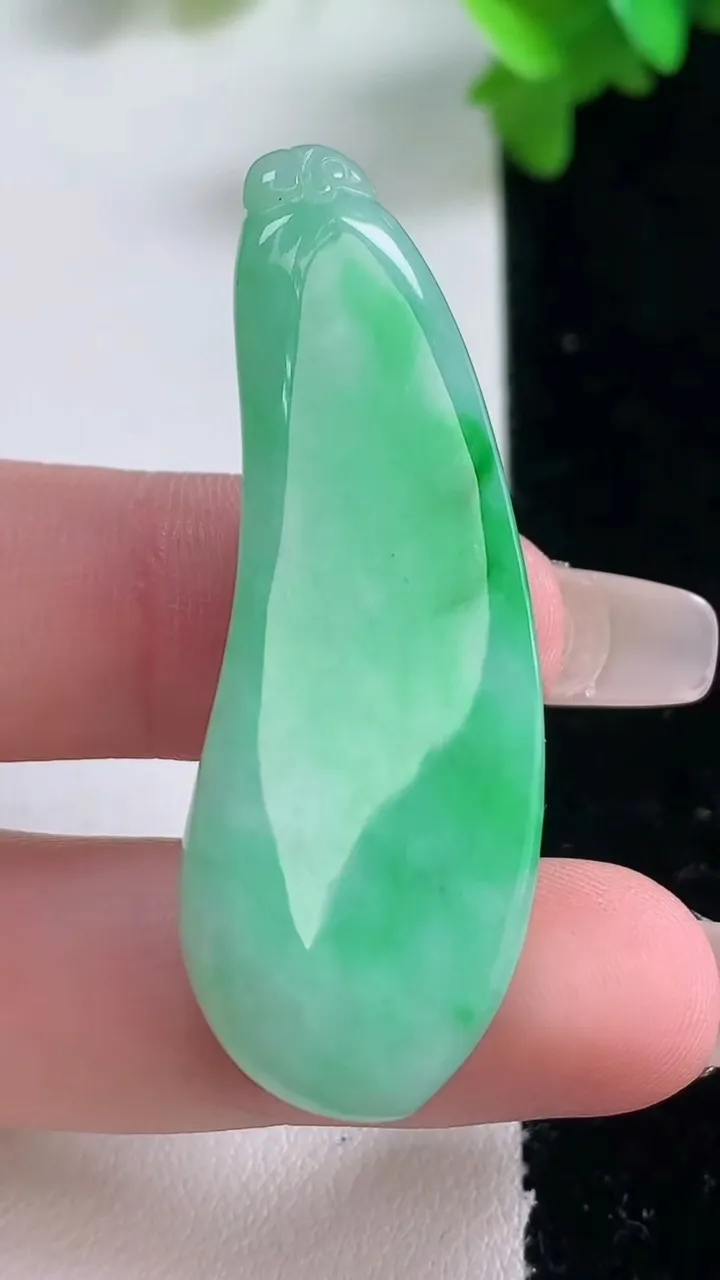 天然A货翡翠福瓜吊坠，尺寸47.3-18.6-10.2，重量:14.05g
1月4日