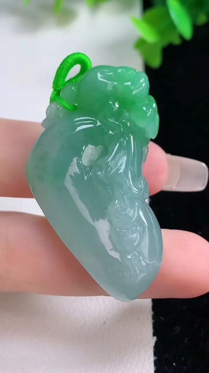 天然A货翡翠福袋吊坠，尺寸44-23-12.2，重量:22.63g
1月4日