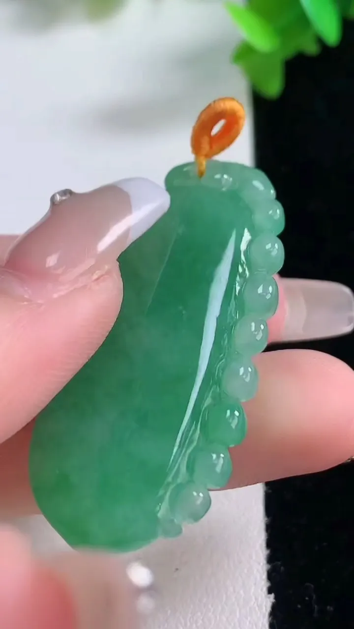 天然A货翡翠福瓜吊坠，尺寸45.6-20.2-8.4，重量:16.31g
1月4日