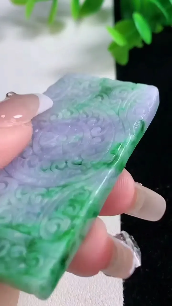 天然A货翡翠雕花仿古牌吊坠，尺寸62.3-33.3-6.2，重量:39.17g
1月4日