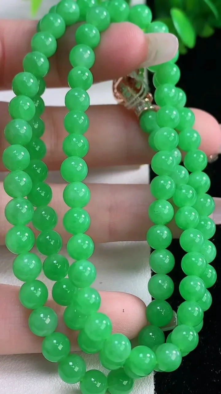 天然A货翡翠圆珠项链，尺寸6-102颗，重量:33.28g1月4日
工厂直销收藏佳品,种好水足，色泽均匀，有种有色，上手高大气！