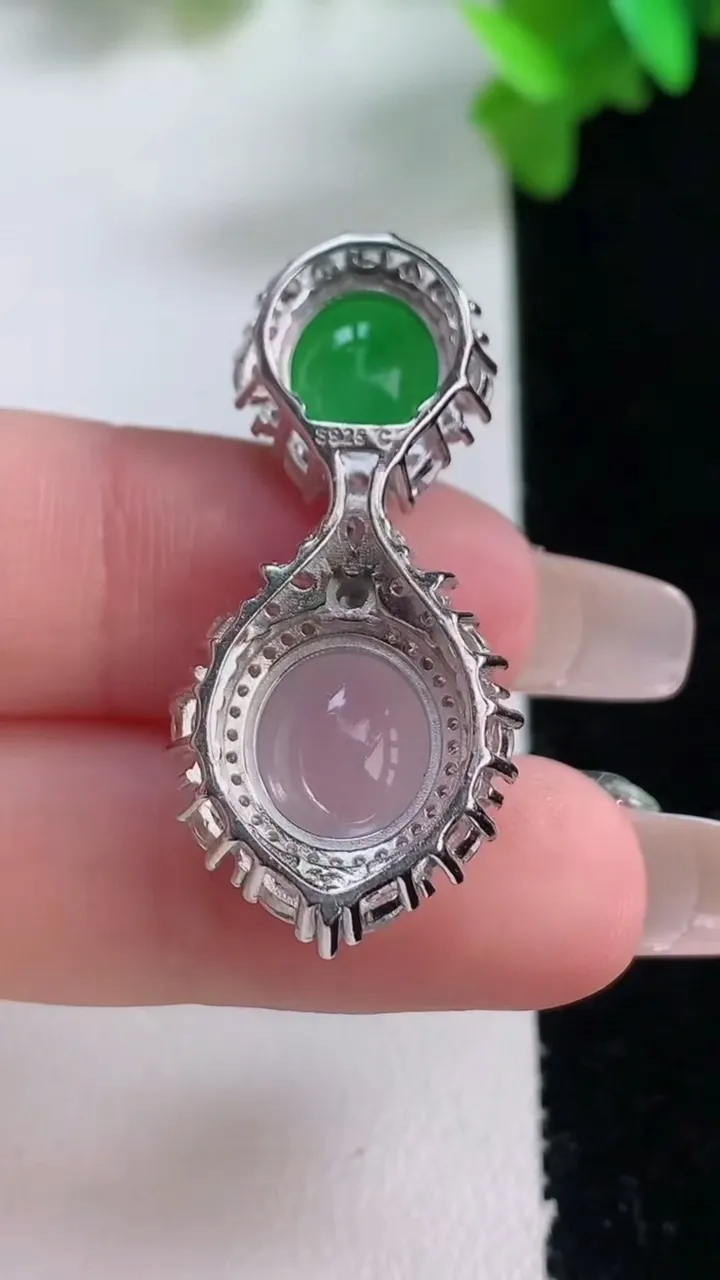 天然A货翡翠种白冰蛋面吊坠，尺寸36.5-16.8-10，裸石11-9.6重量:5.94g
1月4日