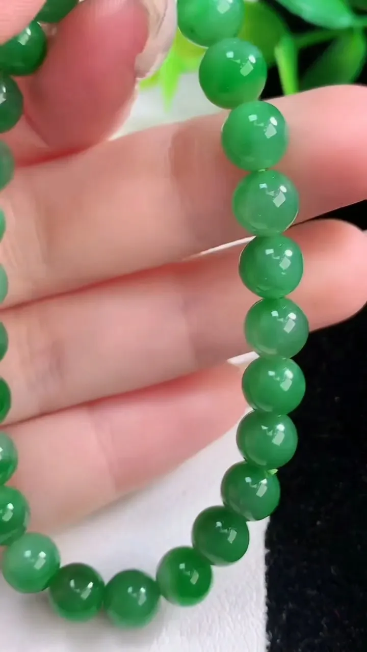 天然A货翡翠圆珠手串，尺寸6.8-26颗，重量:15.01g1月5日
工厂直销收藏佳品,种好水足，色泽均匀，有种有色，上手高大气！
