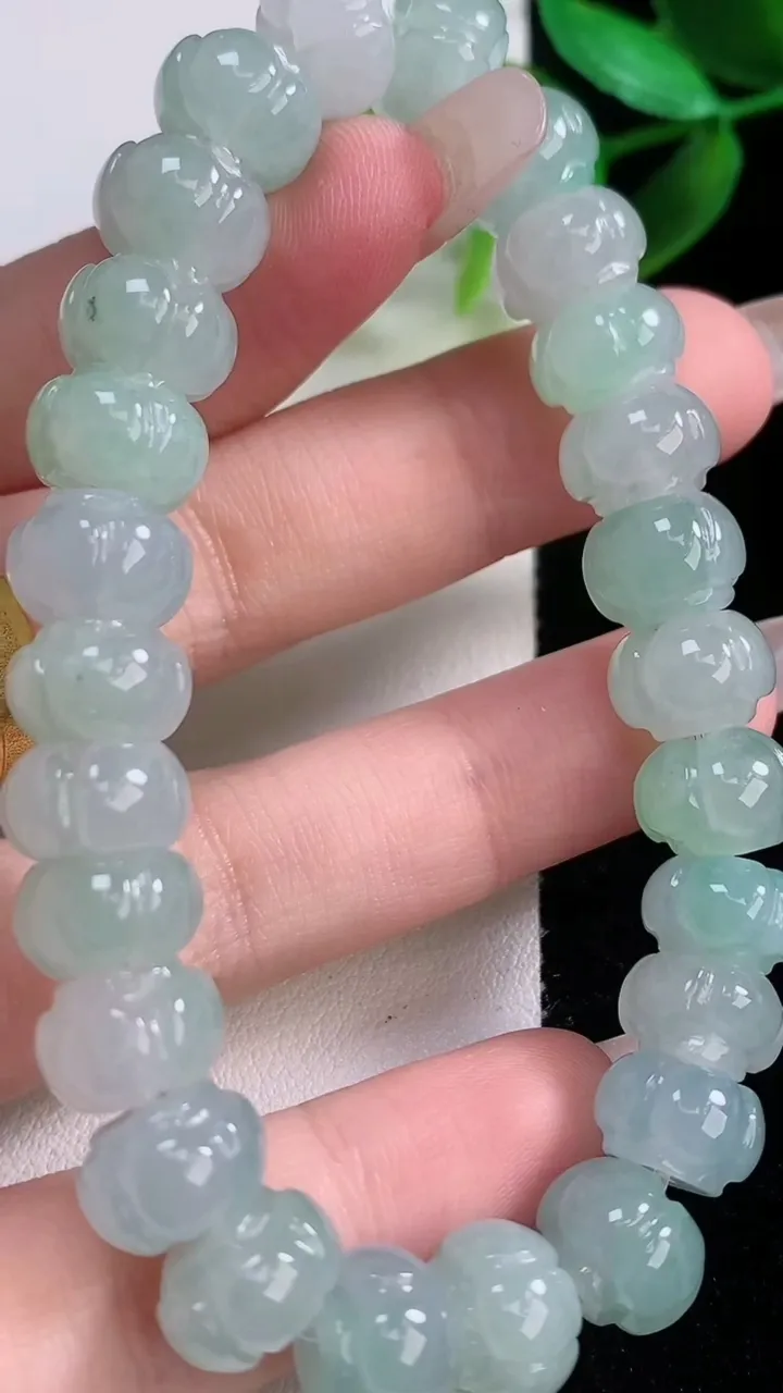 天然A货翡翠莲花手串，尺寸10-6.6-26颗，重量:37.05g1月5日
工厂直销收藏佳品,种好水