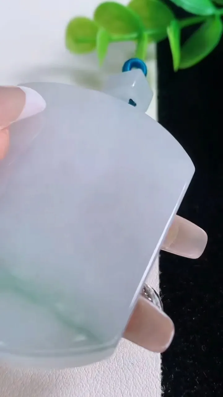 天然A货翡翠冰种飘花无事牌吊坠，尺寸55.7-42-6.3，重量:45.67g
1月5日