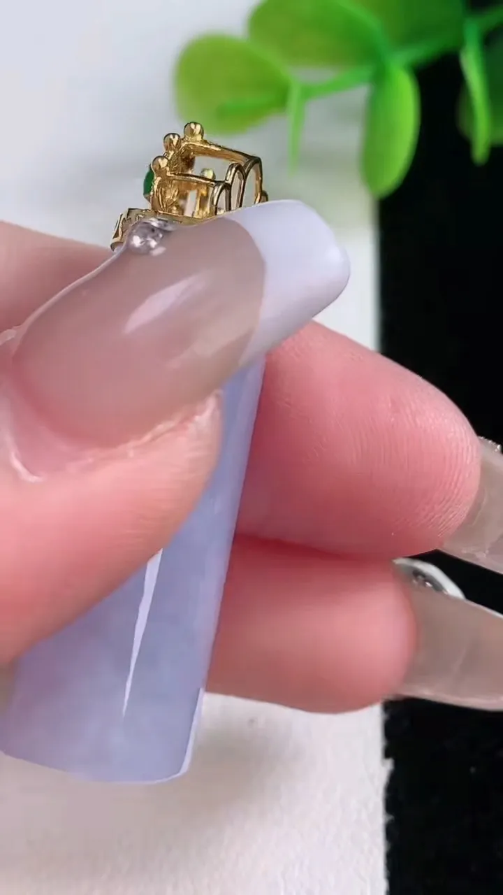 天然A货翡翠18K金紫罗兰平安柱吊坠，尺寸33.7-13.3-11.2，重量:13.35g
1月5日