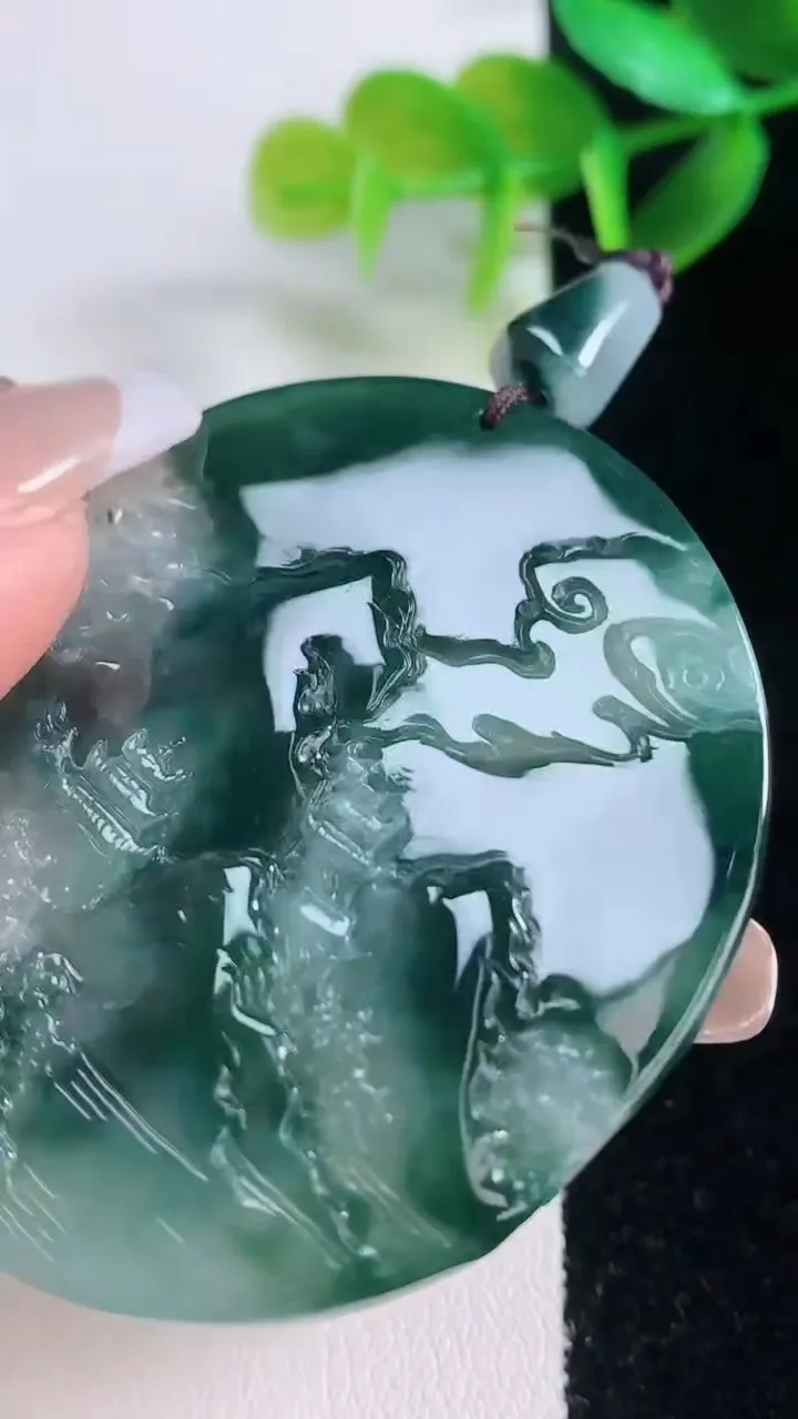 天然A货翡翠牌吊坠，尺寸52-44.6-5.6，重量:27.34g
1月5日