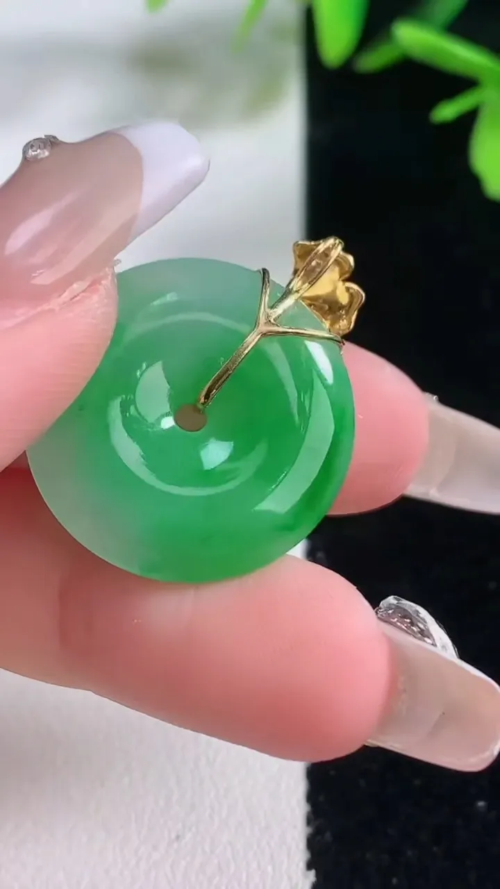 天然A货翡翠平安扣吊坠，尺寸23.2-4.8，重量:5.93g
1月5日