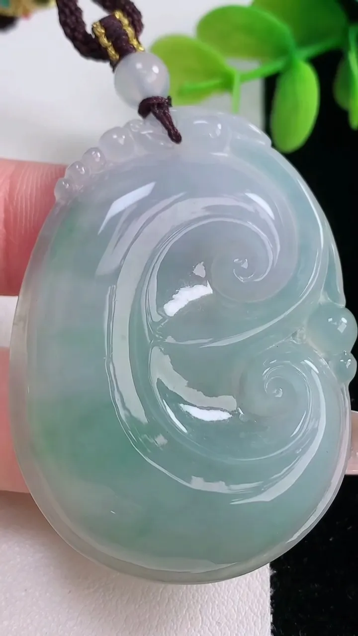 天然A货翡翠如意吊坠，尺寸51-36.3-6.2，重量:24.53g
1月5日