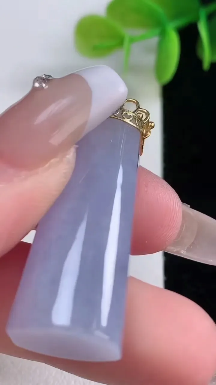 天然A货翡翠18K金紫罗兰平安柱吊坠，尺寸33.7-13.3-11.2，重量:13.35g
1月5日