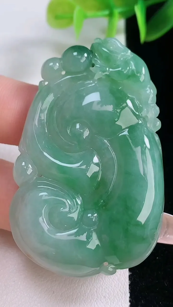 天然A货翡翠如意吊坠，尺寸55-34-7.8，重量:29.75g
1月5日