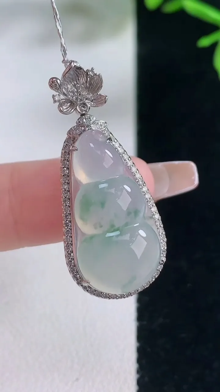 天然A货翡翠种飘花福豆吊坠，尺寸34.8-15-10，裸石23.3-12.3重量:4.70g
1月5