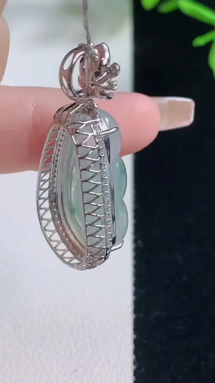 天然A货翡翠种飘花福豆吊坠，尺寸34.8-15-10，裸石23.3-12.3重量:4.70g
1月5日