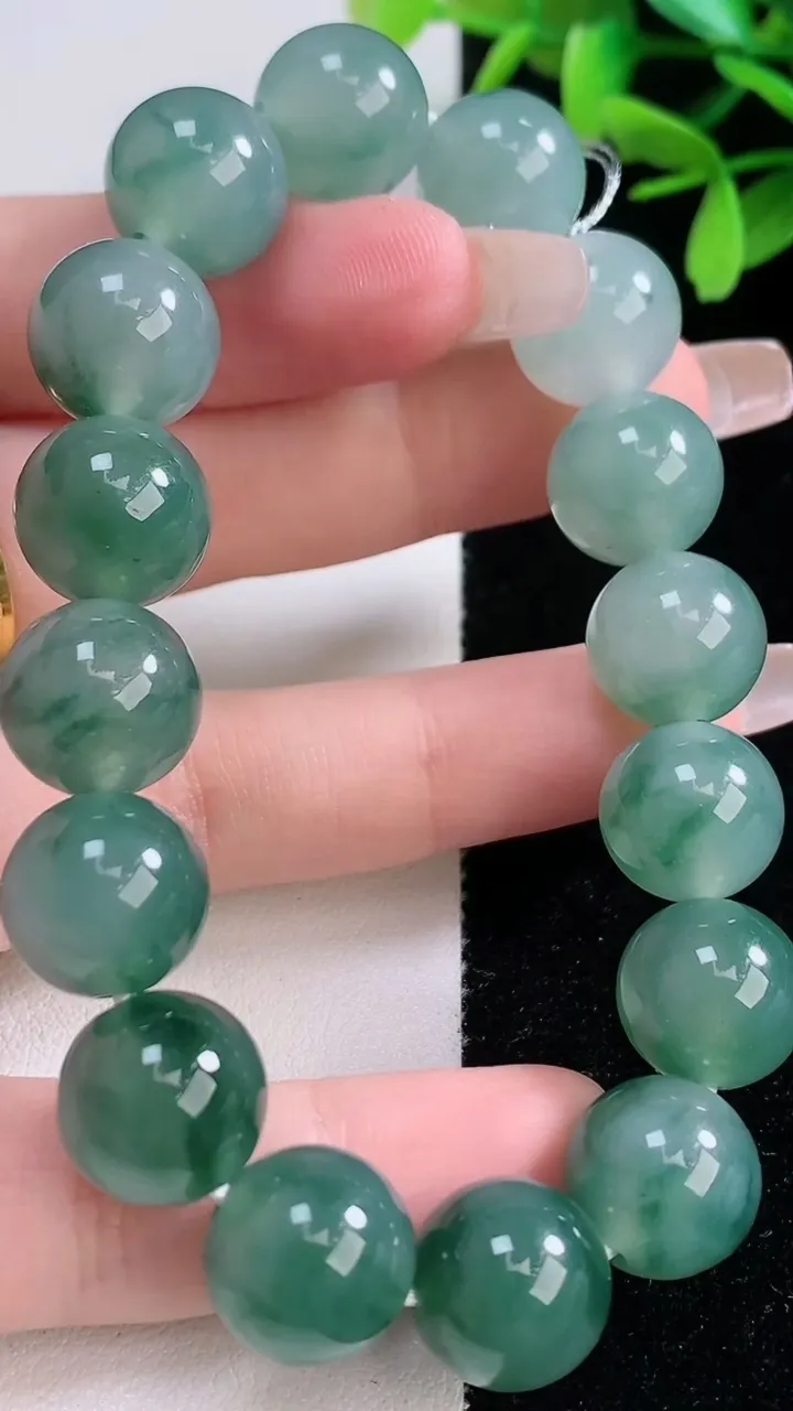 天然A货翡翠种飘花圆珠手串，尺寸12.6-16颗，重量:53.84g1月5日
工厂直销收藏佳品,种好