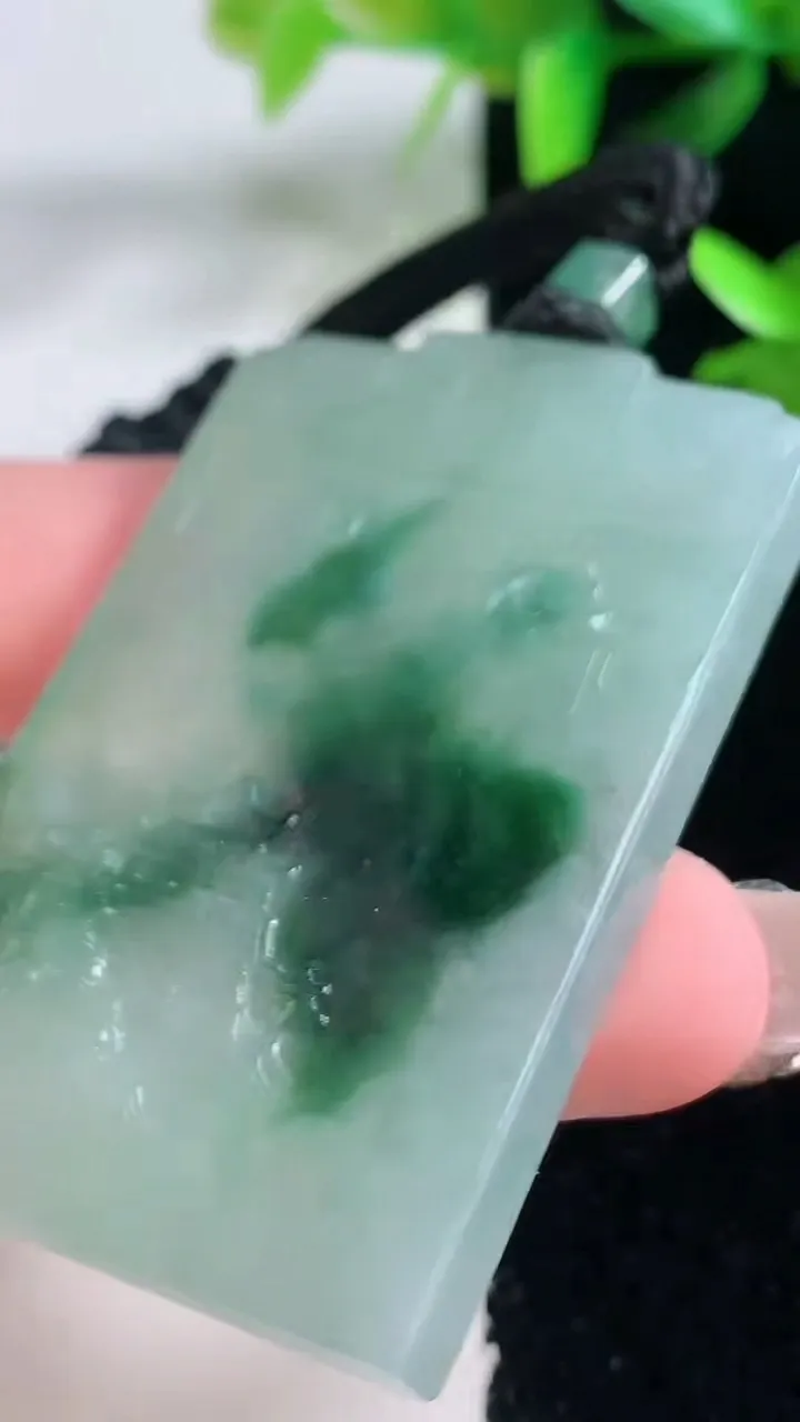 天然A货翡翠牌吊坠，尺寸53-34.6-4.7，重量:31.37g
1月5日