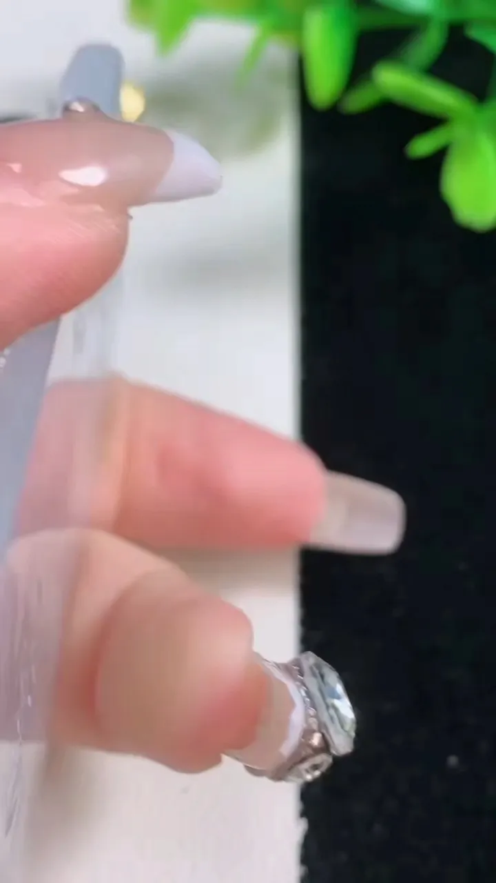 天然A货翡翠种飘花普贤菩萨吊坠，尺寸64-43-5.4，重量:41.31g
1月5日