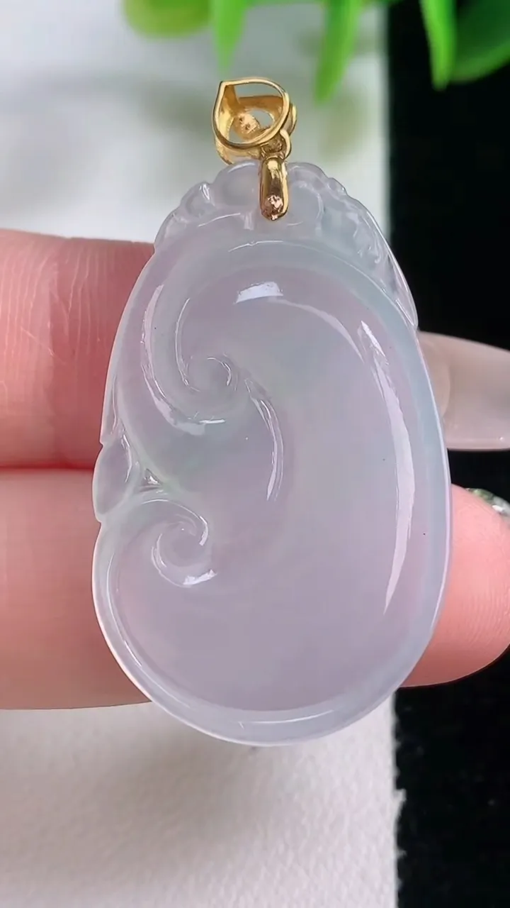 天然A货翡翠如意吊坠，尺寸33.6-20.8-3.7，重量:4.83g
1月5日