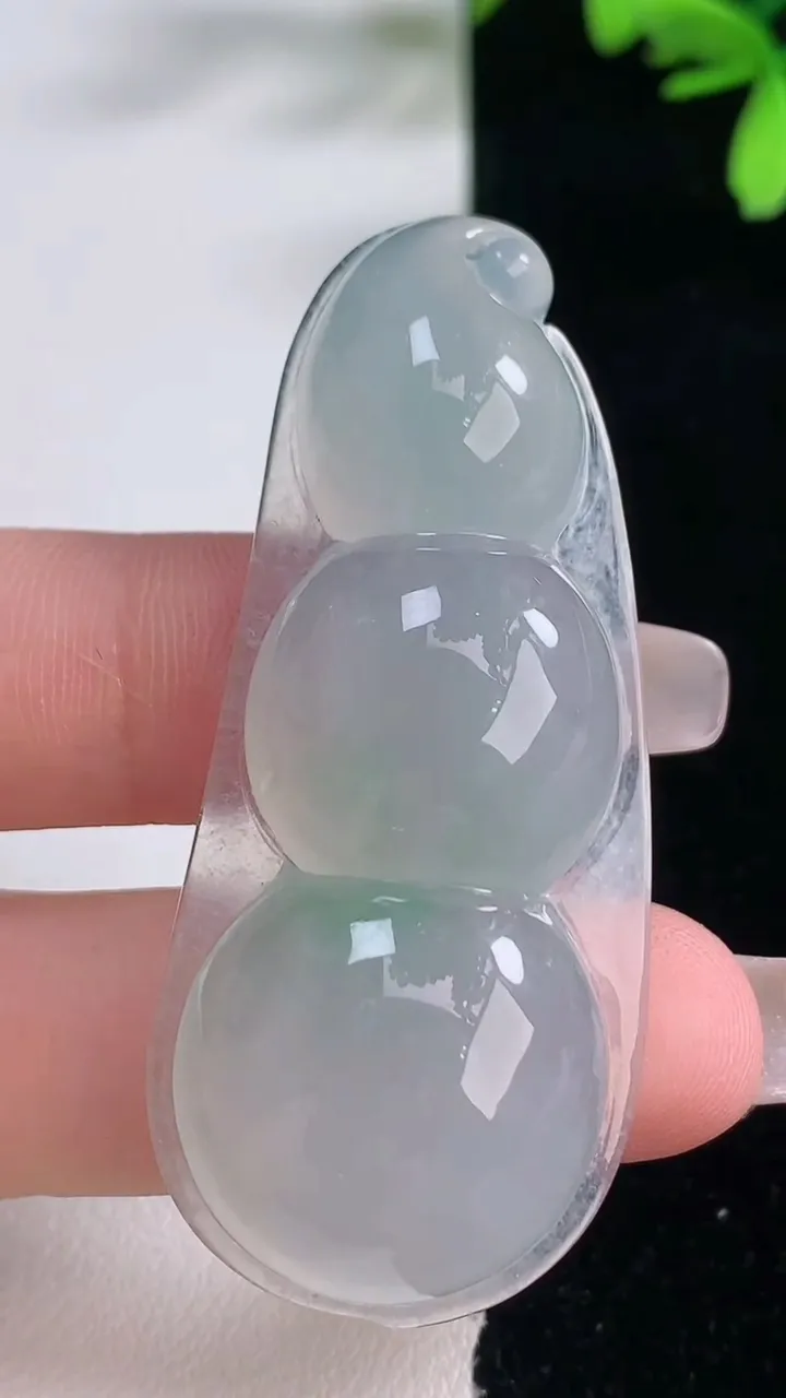 天然A货翡翠福豆吊坠，尺寸55.2-24-10，重量:21.04g
1月5日