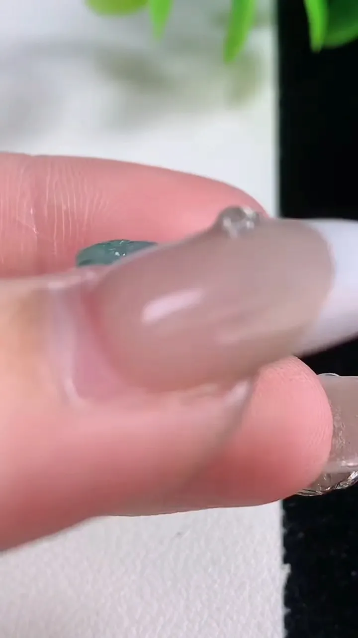 天然A货翡翠种飘花貔貅吊坠，尺寸21.4-12.5-7.5，重量:5.10g
1月5日