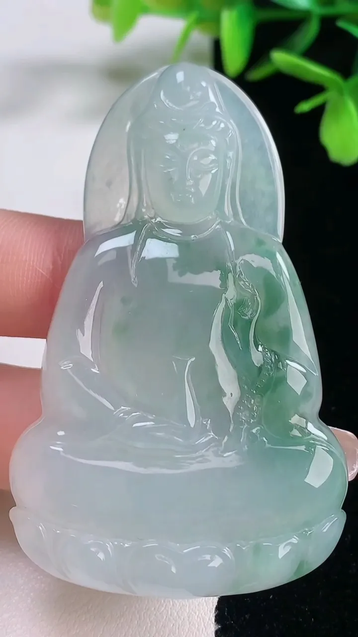 天然A货翡翠种飘花观音菩萨吊坠，尺寸64-39.5-5.2，重量:25.13g
1月5日