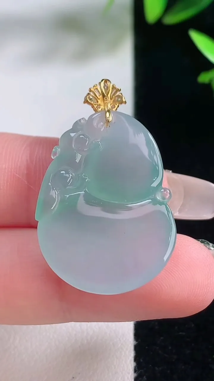 天然A货翡翠葫芦吊坠，尺寸27.3-20.8-5.3，重量:5.99g
1月5日